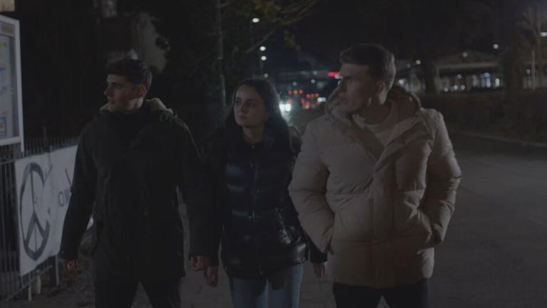 Auszeichnung für Zivilcourage: Ein Unbekannter attackierte eine Frau brutal und versuchte sie zu vergewaltigen. Drei Freunde gingen dazwischen, nun werden sie mit dem XY-Preis geehrt.