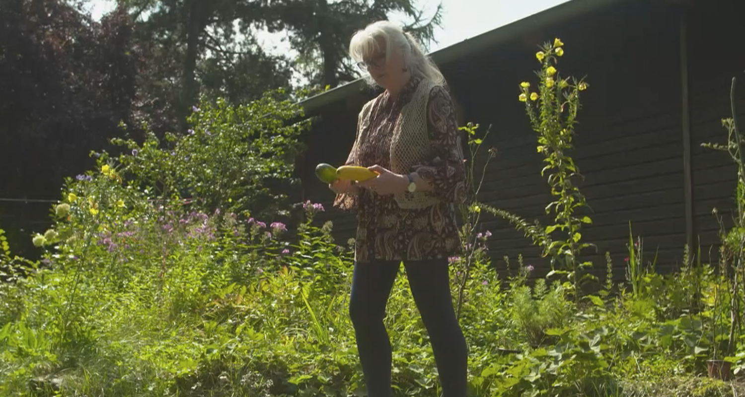 Frau mit Zucchinis in der Hand 