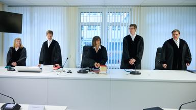 07.05.2026, Berlin: Viktoria Xalter (M), Präsidentin des Verwaltungsgerichts, kommt zusammen mit den beiden Richtern am Verwaltungsgericht, David Rabenschlag (2.v.l) und Benjamin Schneider (2.v.r), in den Gerichtssaal.