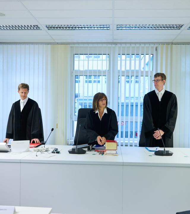 07.05.2026, Berlin: Viktoria Xalter (M), Präsidentin des Verwaltungsgerichts, kommt zusammen mit den beiden Richtern am Verwaltungsgericht, David Rabenschlag (2.v.l) und Benjamin Schneider (2.v.r), in den Gerichtssaal.