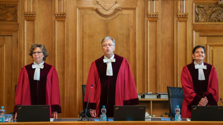 Sachsen, Leipzig: Ingo Kraft (M), Vorsitzender Richter des 6. Revisionssenat, eröffnet die Revisionsverhandlung vor dem Bundesverwaltungsgericht.