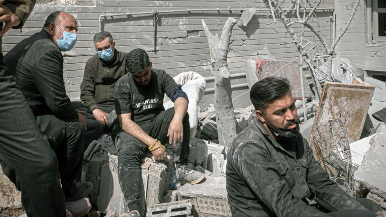 Trotz möglicher Verhandlungen zwischen den USA und Iran gehen die Angriffe auf beiden Seiten weiter.