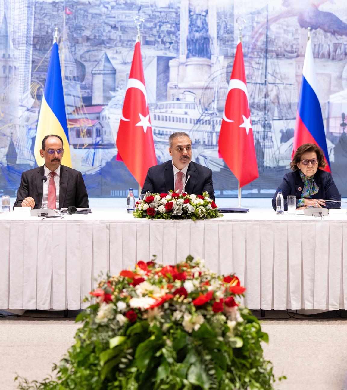Die Delegationen von der Türkei, Russland und der Ukraine sitzen an einem Tisch in Istanbul.