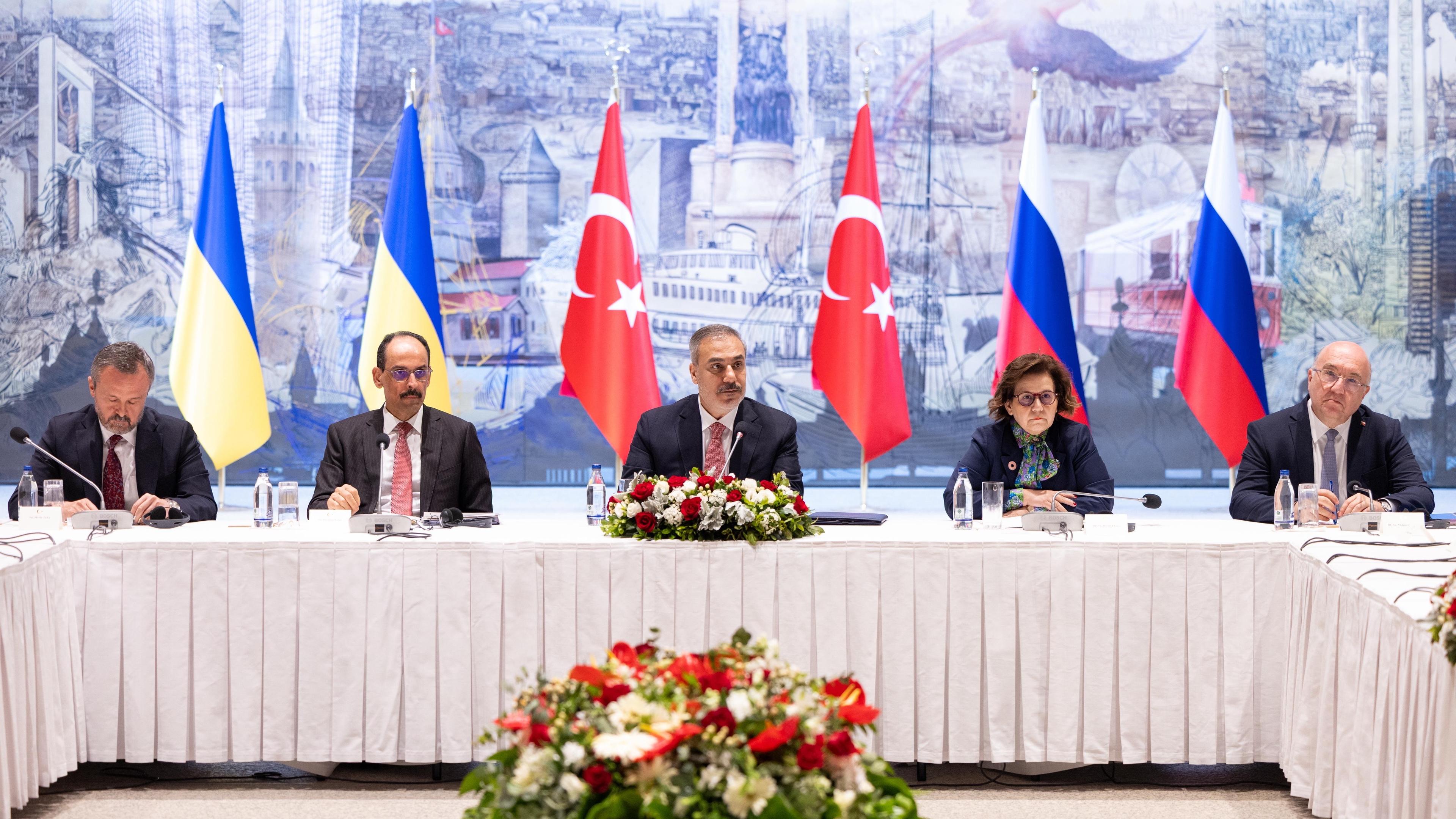 Die Delegationen von der Türkei, Russland und der Ukraine sitzen an einem Tisch in Istanbul.