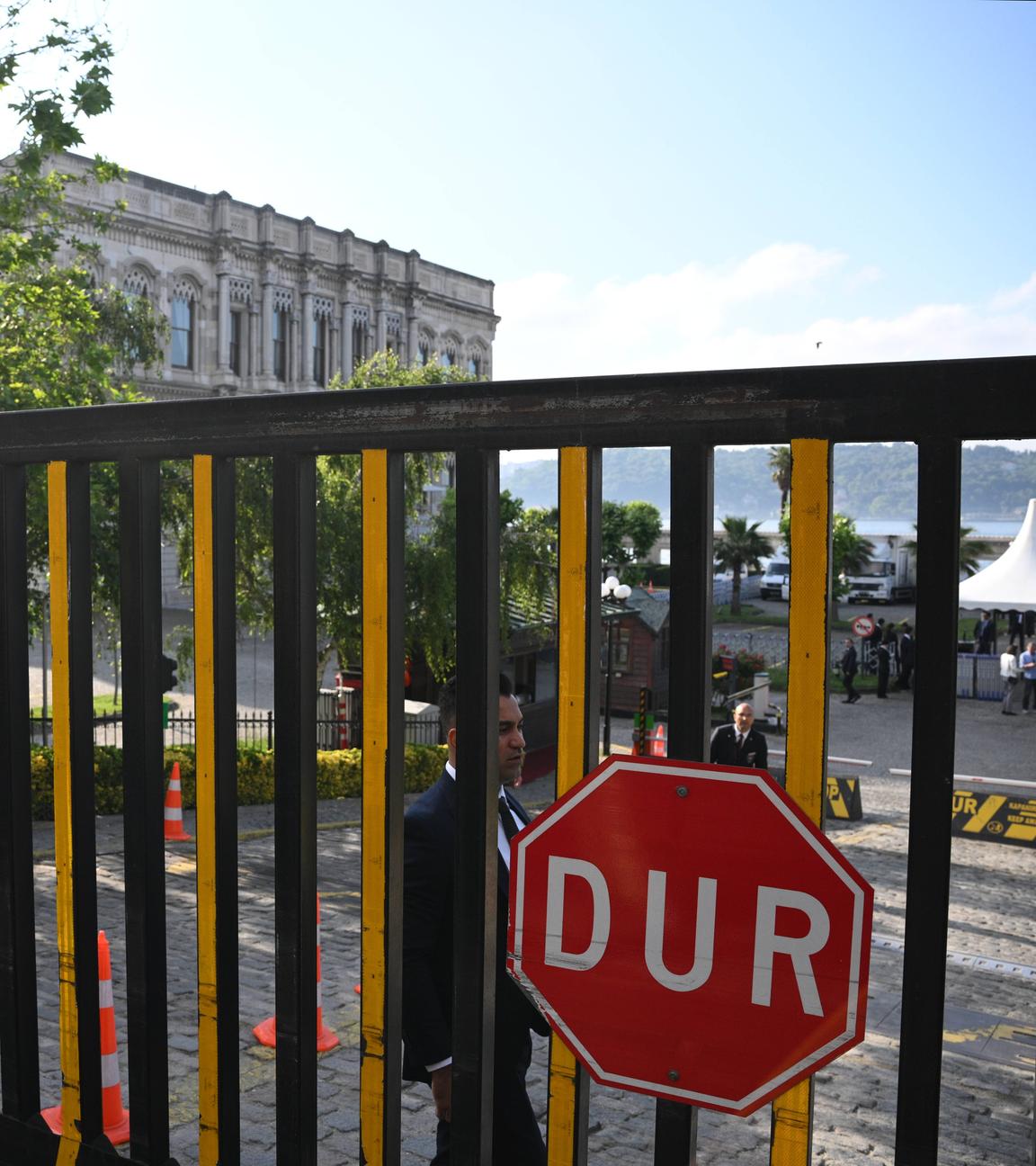 Ein Blick auf das Ciragan Palace Hotel, in dem eine zweite Runde direkter Gespräche zwischen russischen und ukrainischen Delegationen in Istanbul, Türkei, am 02.06.2025 stattfindet.