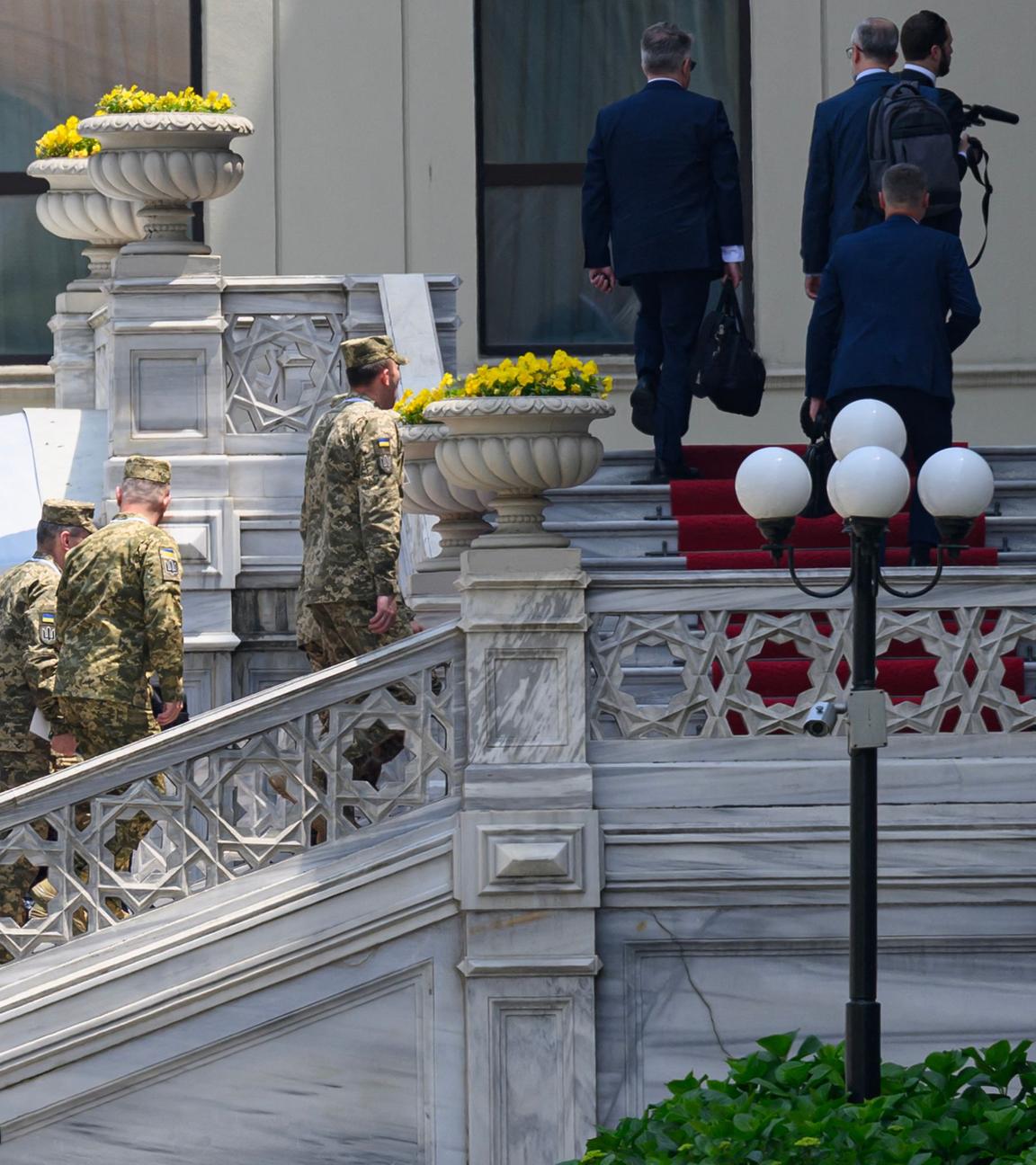 Delegationen ukrainischer und russischer Seite kommen zu den Verhandlungsgesprächen in Istanbul, vor dem Ciragan Hotel am 02.06.2025, an.