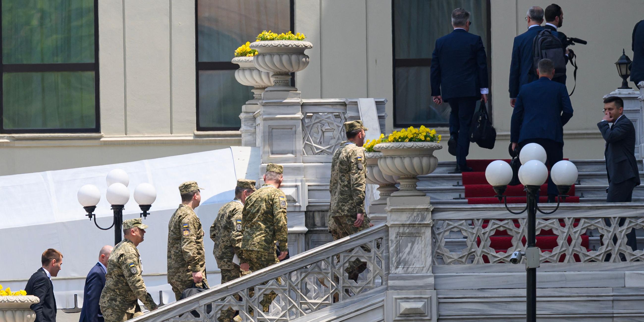 Delegationen ukrainischer und russischer Seite kommen zu den Verhandlungsgesprächen in Istanbul, vor dem Ciragan Hotel am 02.06.2025, an.