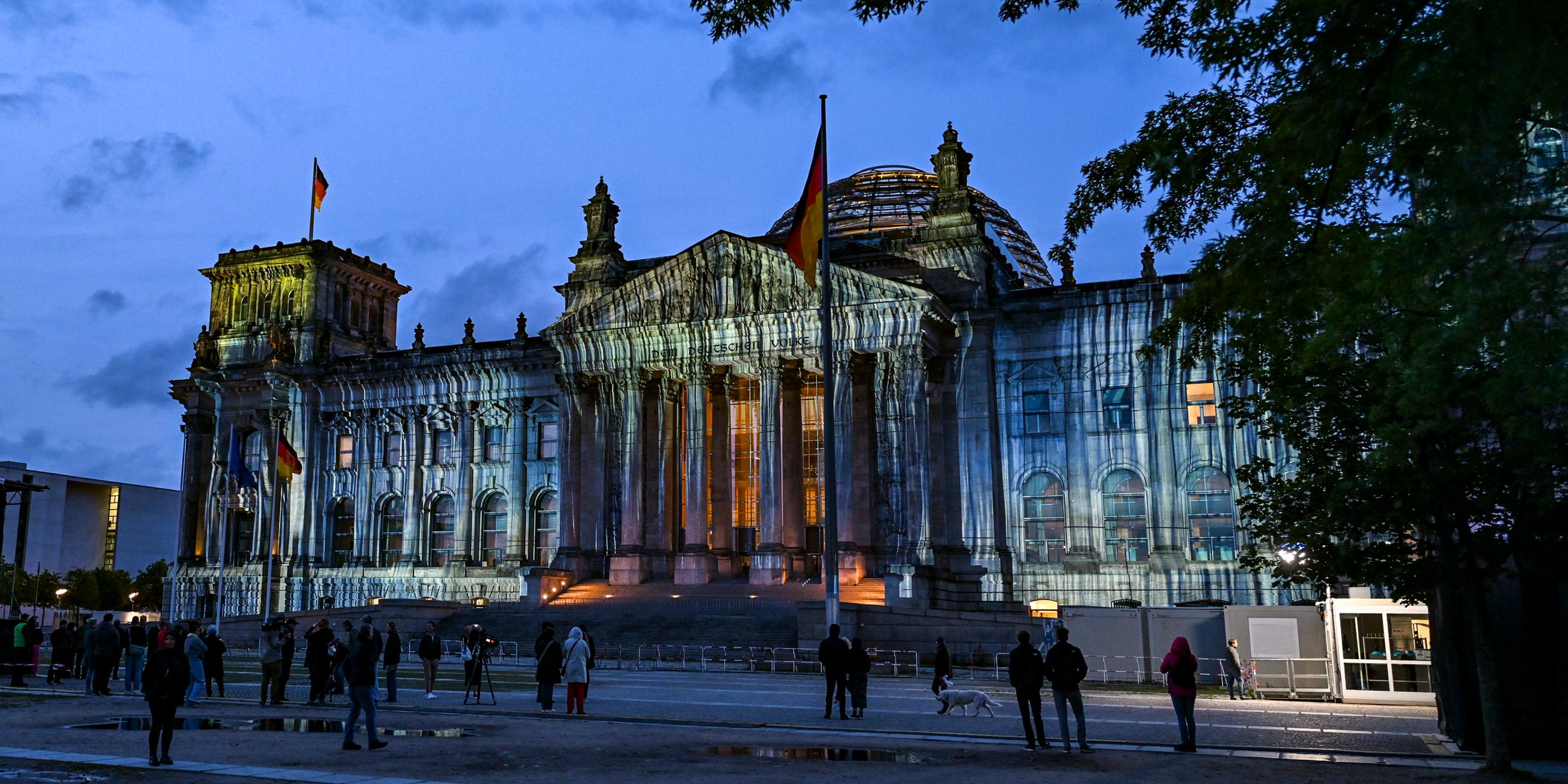 Berlin: Bei der Generalprobe für die Projektion anlässlich des 30. Jahrestags der Reichstag-Verhüllung wird das Gebäude angestrahlt. Im Jahr 1995 verhüllten Christo und seine Frau das Berliner Reichstagsgebäude. Das illuminierte Lichtspektakel soll vom 9. bis 20. Juni 2025 den verhüllten Reichstag in neuer Form wieder auferstehen lassen.