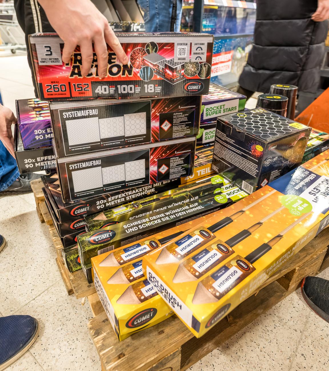 Kunden eines Supermarktes nehmen Feuerwerk direkt von einem Transportwagen.