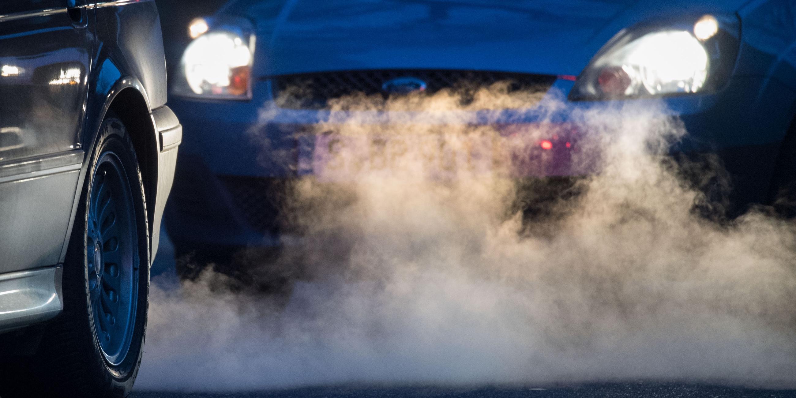 Abgase kommen aus stehendem Auto