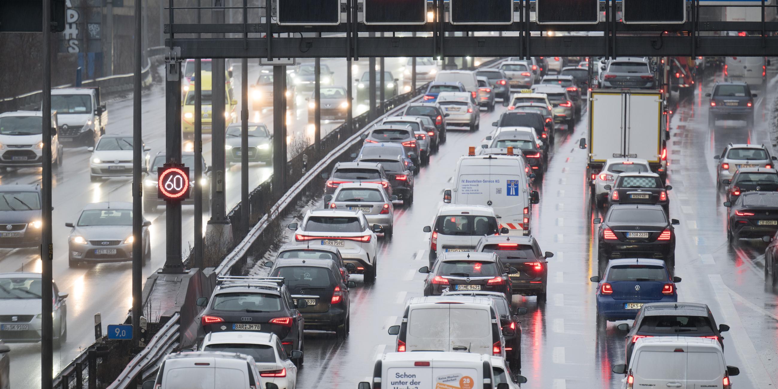 Autos in dichtem Verkehr auf der A100