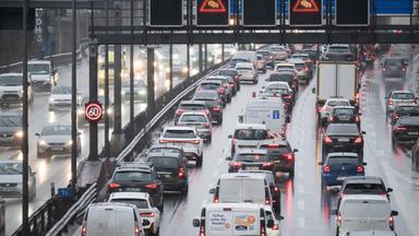 Autos in dichtem Verkehr auf der A100