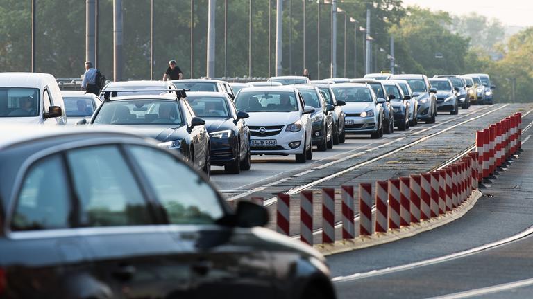 Pendler fahren mit ihren Autos über die Friedensbrücke