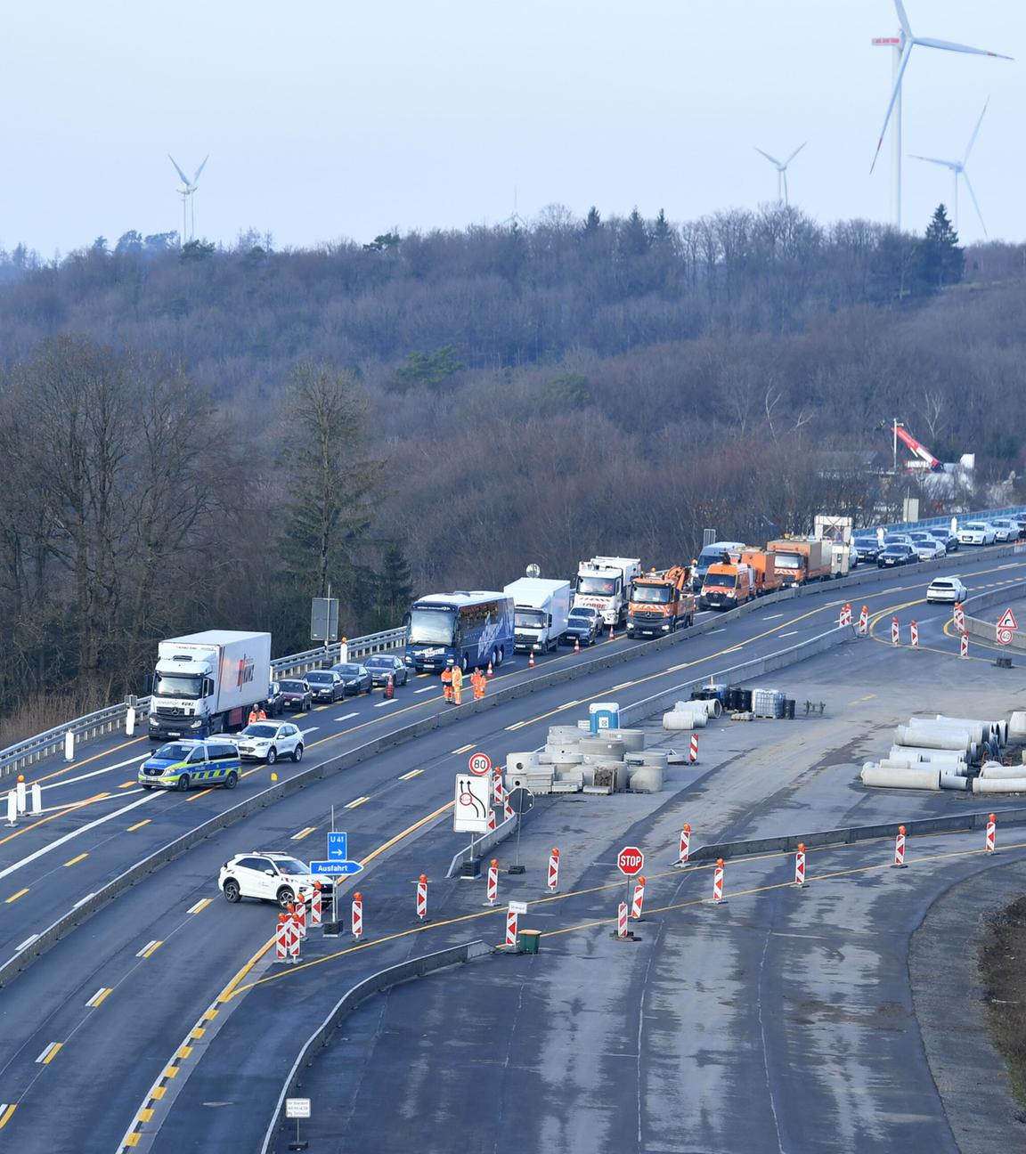 Autos stehen in der Naehe der Rahmedetalbruecke nach der Eroeffnung im Stau