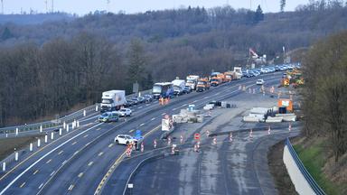 Autos stehen in der Naehe der Rahmedetalbruecke nach der Eroeffnung im Stau