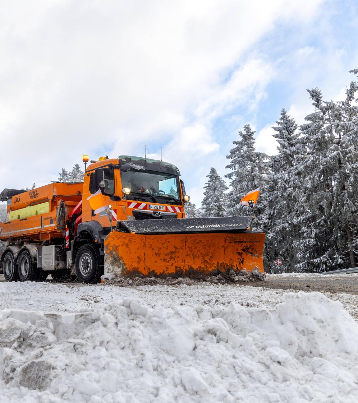 Nach Schneefällen in der vergangenen Nacht liegt am Gipfel des Großen Feldbergs im Taunus viel Schnee.