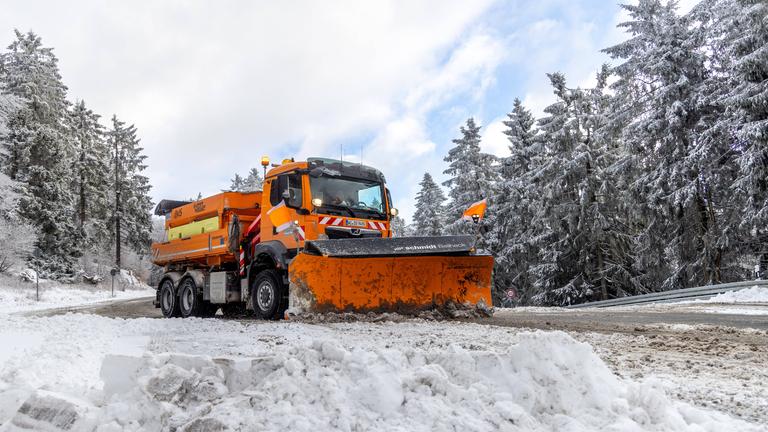 Nach Schneefällen in der vergangenen Nacht liegt am Gipfel des Großen Feldbergs im Taunus viel Schnee.
