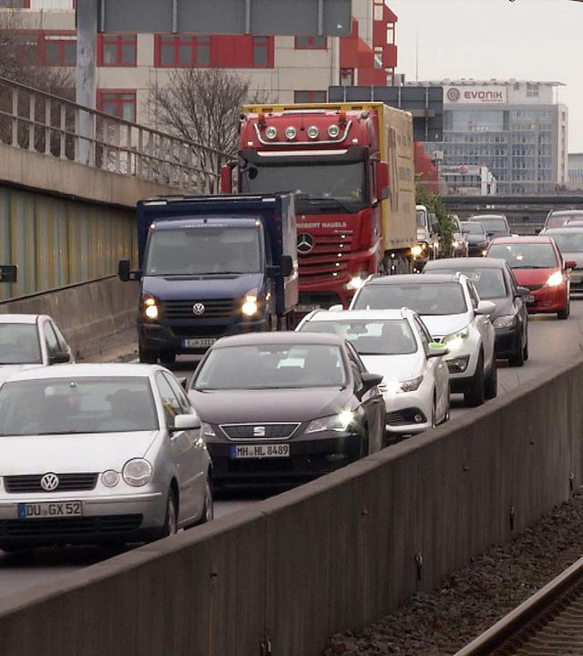 Autos im Stau und Straßenbahn