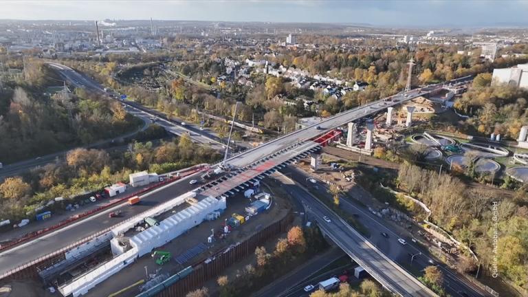 Auf dem Bild sieht man die Salzbachtalbrücke.