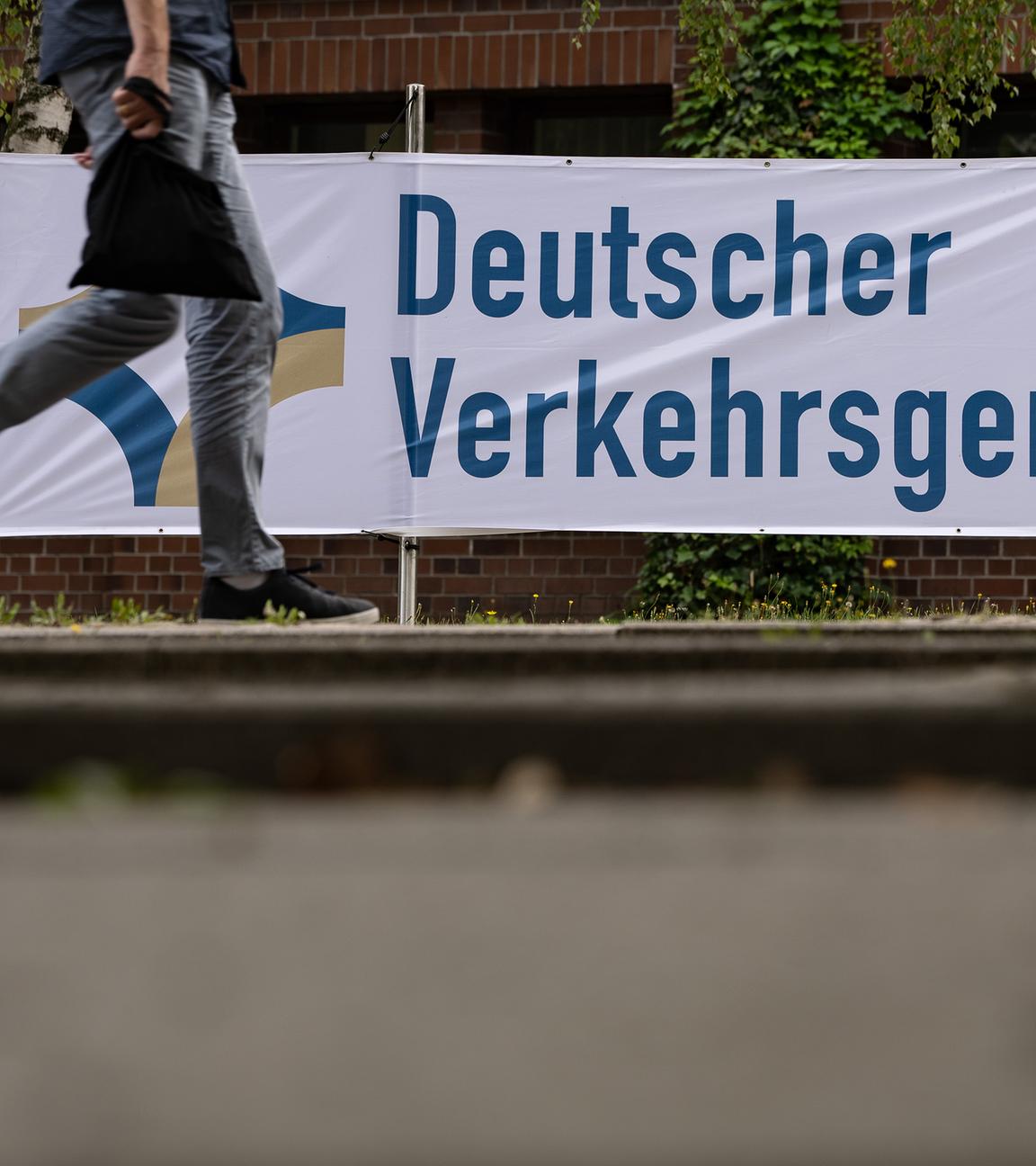 Ein Mann geht an einem Banner mit der Aufschrift «Deutscher Verkehrsgerichtstag» vorbei. 