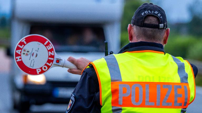  Ein Polizist lenkt Fahrzeuge zu einer Verkehrskontrolle auf den Parkplatz Speckmoor an der Autobahn A20.