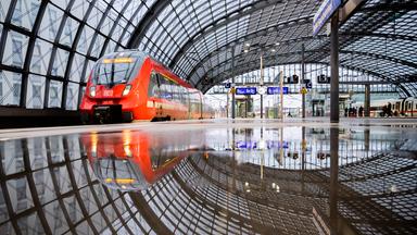 Ein Regionalzug fährt am Berliner Hauptbahnhof ein