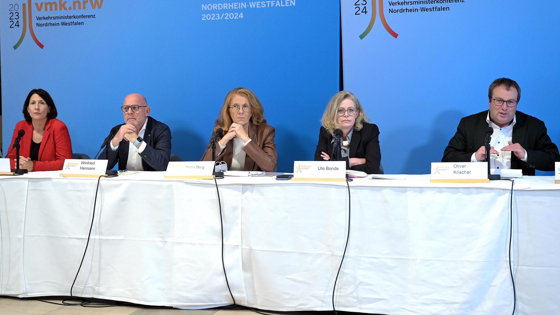 Daniela Schmitt, Winfried Hermann, Petra Berg, Ute Bonde und Oliver Krischer