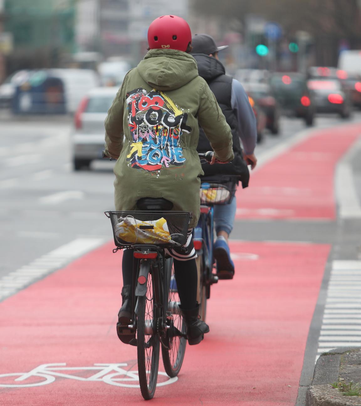 Zwei Fahrradfahrer nutzen einen neu angelegten, farblich abgegrenzten Radweg. In Hessen ist Fahrradfahren in Frankfurt am gefährlichsten. Im vergangenen Jahr ereigneten sich in Hessens größter Kommune die meisten Radunfälle, wie aus dem Jahresbericht des Statistischen Landesamts hervorgeht.