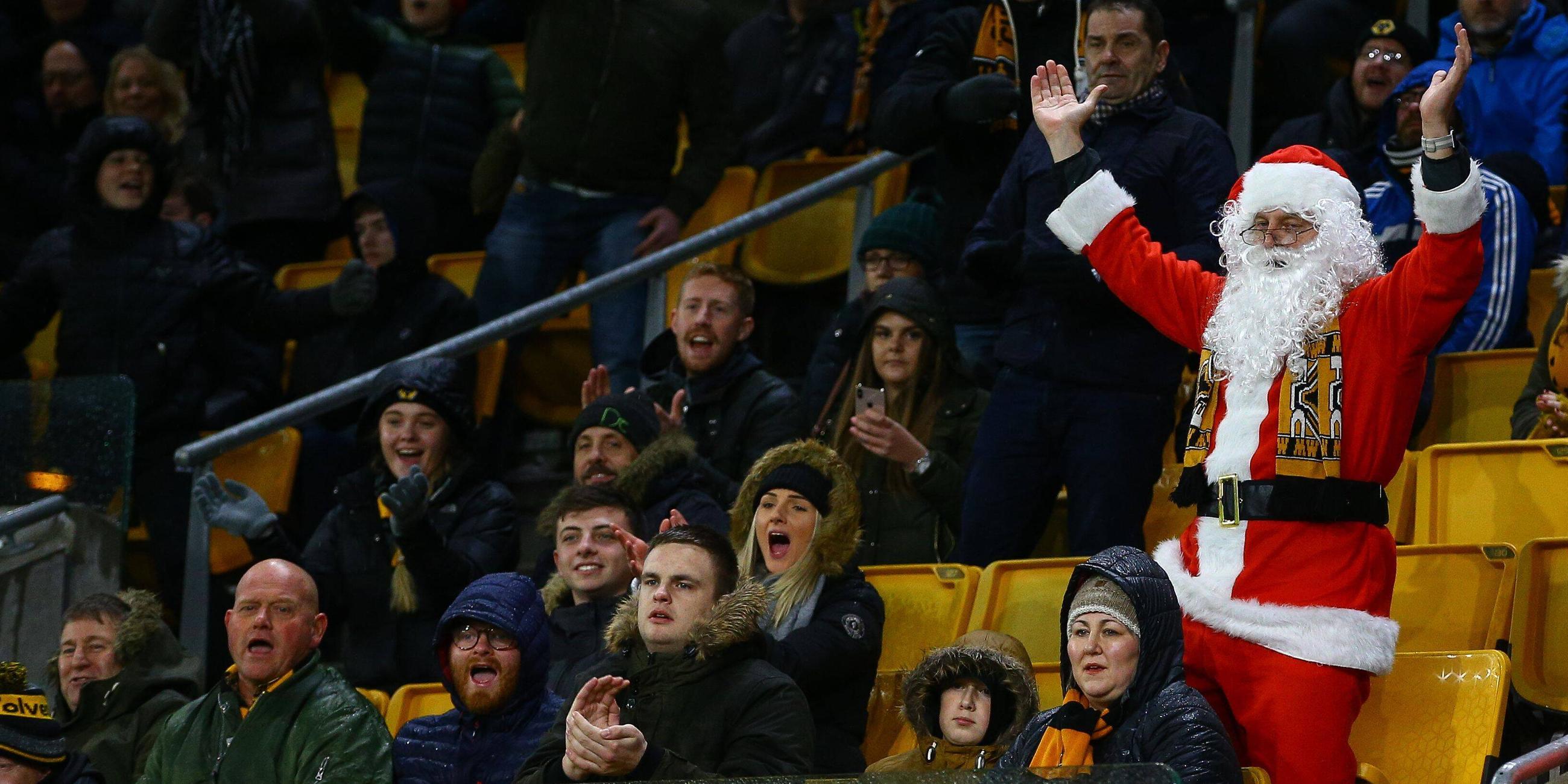 Ein als Weihnachtsmann verkleideter Fan auf der Tribüne Wolverhampton Wanderers gegen Liverpool, am 21.12.2018.