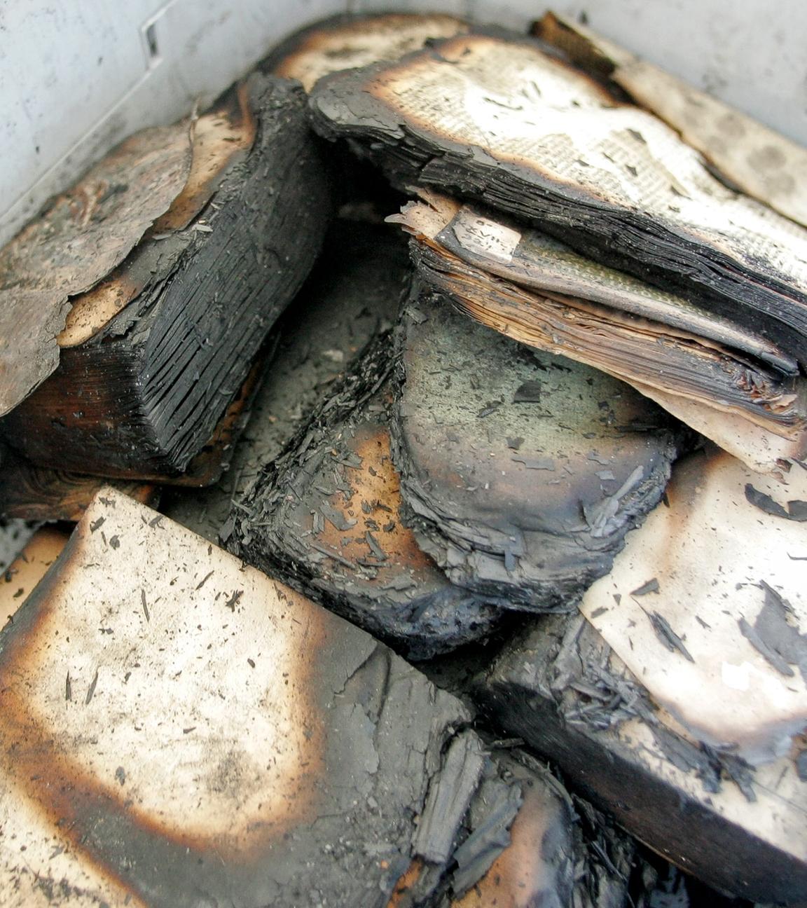 Verkohlte Buchfragmente liegen in einer Transportkiste im Zentrum für Bucherhaltung (ZFB) in Leipzig, Archivbild