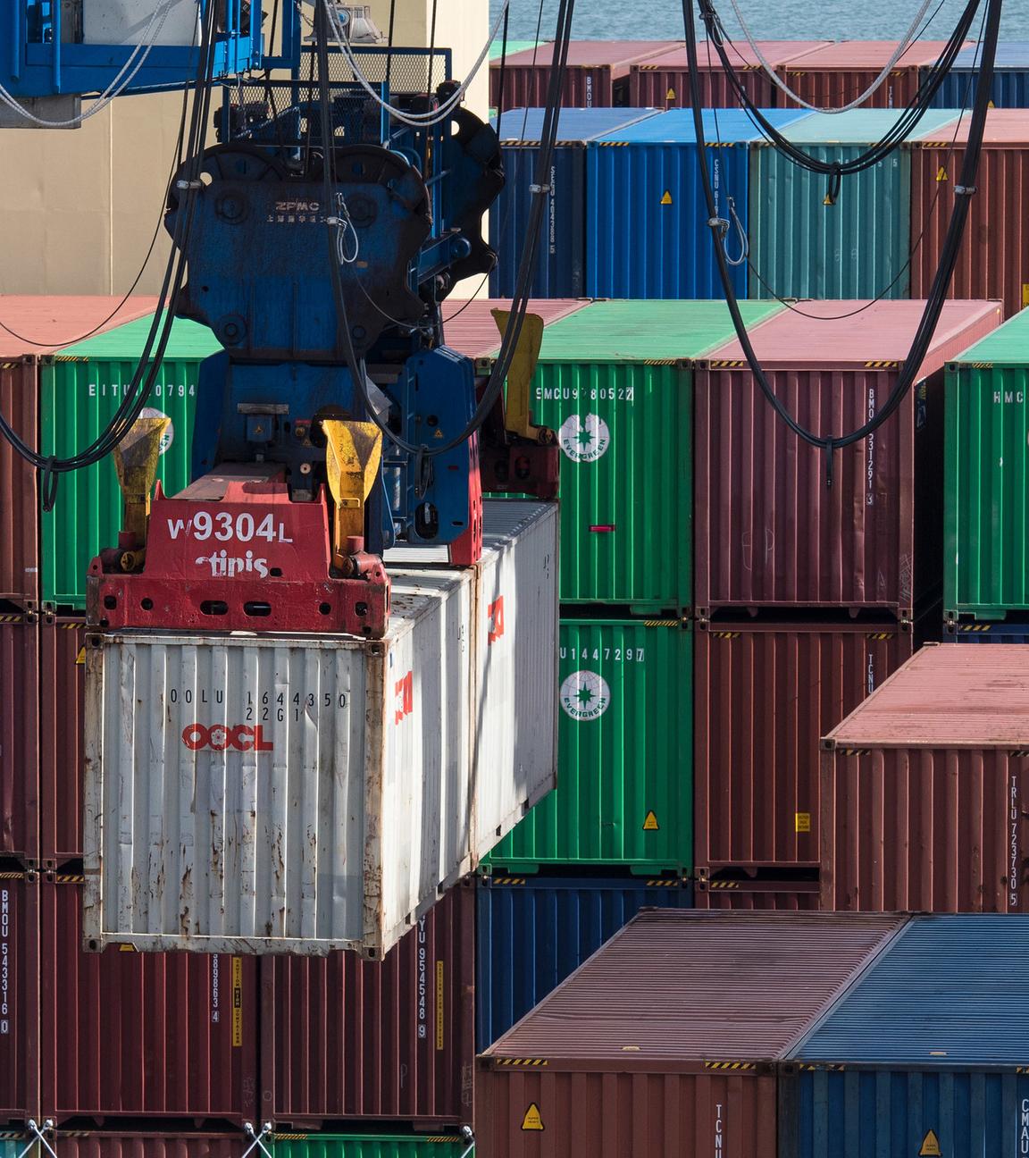 Containerverladung am Hafen von Wilhelmshaven