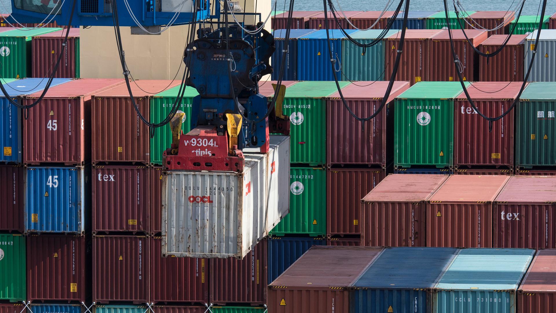 Containerverladung am Hafen von Wilhelmshaven