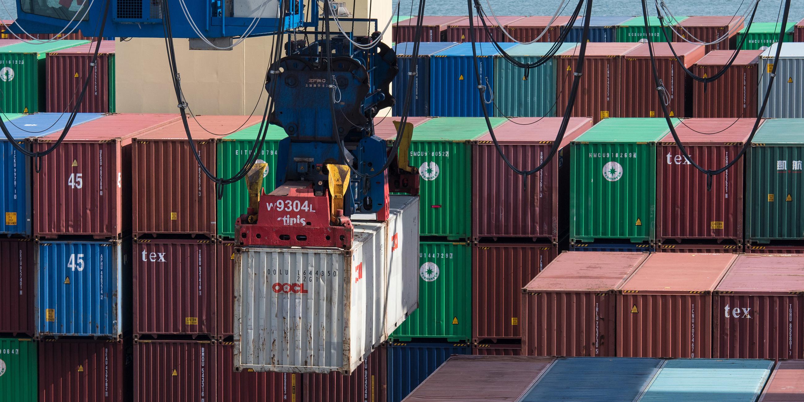 Containerverladung am Hafen von Wilhelmshaven