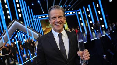 09.09.2026, Nordrhein-Westfalen, Köln: Moderator Markus Lanz freut sich bei der Verleihung des Deutschen Fernsehpreises im Confex über die Auszeichnung in der Kategorie "Beste Information".