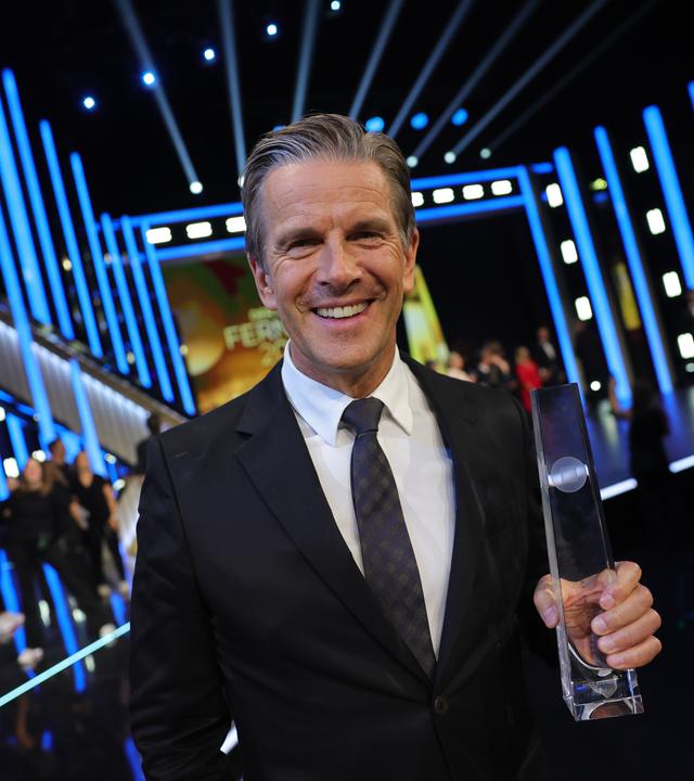 09.09.2026, Nordrhein-Westfalen, Köln: Moderator Markus Lanz freut sich bei der Verleihung des Deutschen Fernsehpreises im Confex über die Auszeichnung in der Kategorie "Beste Information".