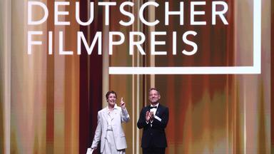 29.05.2026, Berlin: Vicky Krieps (l), Schauspielerin und Präsidentin der Deutschen Filmakademie, und Florian Gallenberger, Regisseur und Präsident der Deutschen Filmakademie, eröffnen die Verleihung des Deutschen Filmpreises im Palais am Funkturm.
