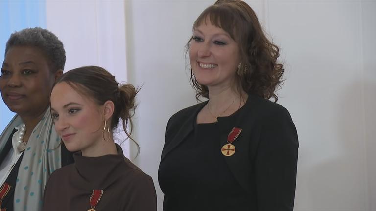 Menschen werden mit Verdeinstorden ausgezeichnet