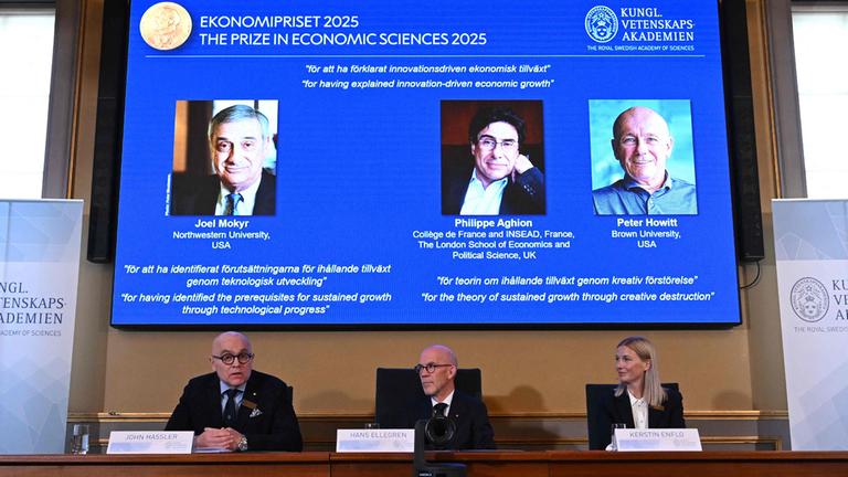 Der Generalsekretär der Königlich Schwedischen Akademie der Wissenschaften, Hans Ellegren (Mitte), spricht vor Journalisten, flankiert von Mitgliedern des Nobelpreiskomitees für Wirtschaftswissenschaften (links) und Kerstin Enflo, während der Bekanntgabe des Gewinners des Nobelpreises für Wirtschaftswissenschaften 2025, des Sveriges Riksbank-Preises für Wirtschaftswissenschaften in Gedenken an Alfred Nobel, in der Königlich Schwedischen Akademie der Wissenschaften in Stockholm, Schweden, am 13.10.2025.