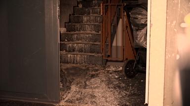Nordrhein-Westfalen, Essen: Blick in ein Treppenhaus nach einem Brand. 
