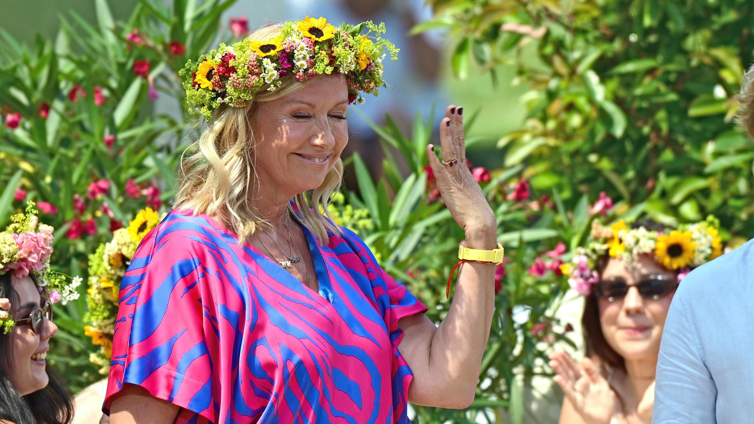 Moderatorin Andrea Kiewel hält stolz ihren Verlobungsring während der Live-Sendung des ZDF Fernsehgartens am 22.06.2025 hoch.
