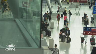 Flughafen mit Reisenden und Gepäck
