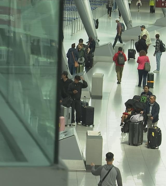Flughafen mit Reisenden und Gepäck