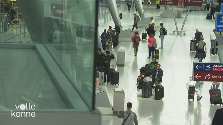 Flughafen mit Reisenden und Gepäck