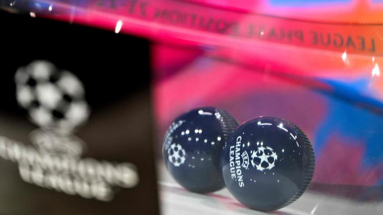 Dieses Foto zeigt die Losbecher vor der Auslosung der K.O.-Phase der UEFA Champions League-Play-offs 2025/26 im Haus des Europäischen Fußballs in Nyon am 30. Januar 2026. 