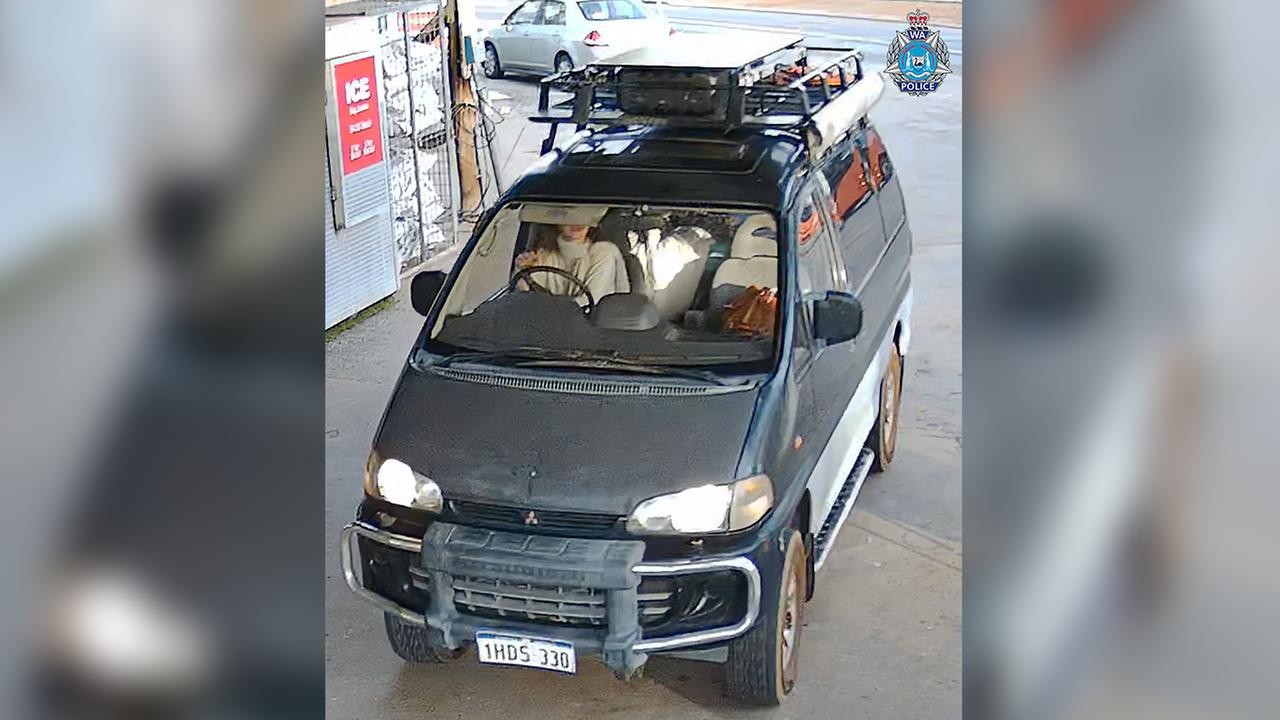 Dieses am 29. Juni 2025 aufgenommene und am 10. Juli von der Polizei von Westaustralien veröffentlichte Foto zeigt Carolina Wilga in einem Lieferwagen vor einem Gemischtwarenladen in der kleinen landwirtschaftlichen Gemeinde Beacon nordöstlich von Perth. 