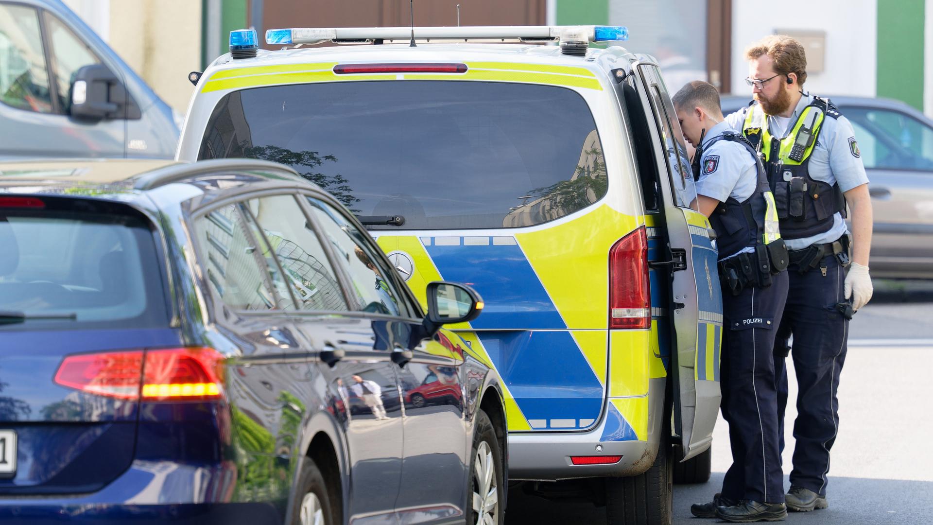 Nordrhein-Westfalen, Köln: Ein Polizeiauto steht in einer Straße am Rand des Bürgerparks in Köln-Kalk.