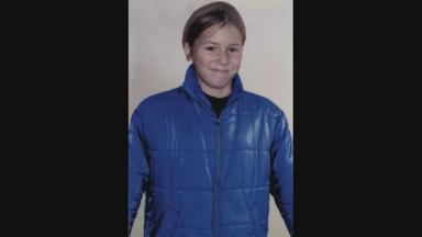 Auf dem Potraitfoto zu sehen ist Sandra Wißmann. Sie trägt eine leuchtend blauen Steppjacke mit Reißverschluss.