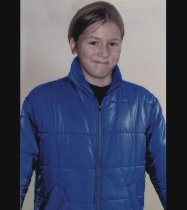 Auf dem Potraitfoto zu sehen ist Sandra Wißmann. Sie trägt eine leuchtend blauen Steppjacke mit Reißverschluss.