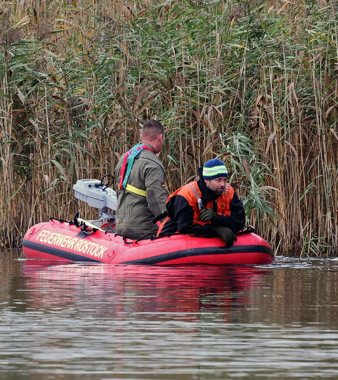 Bei der Suche nach dem vermissten achtjährigen Fabian wird der Uferbereich am Inselsee mit Schlauchbooten, Tauchern und Einsatzkräften in Wathosen durchkämmt.