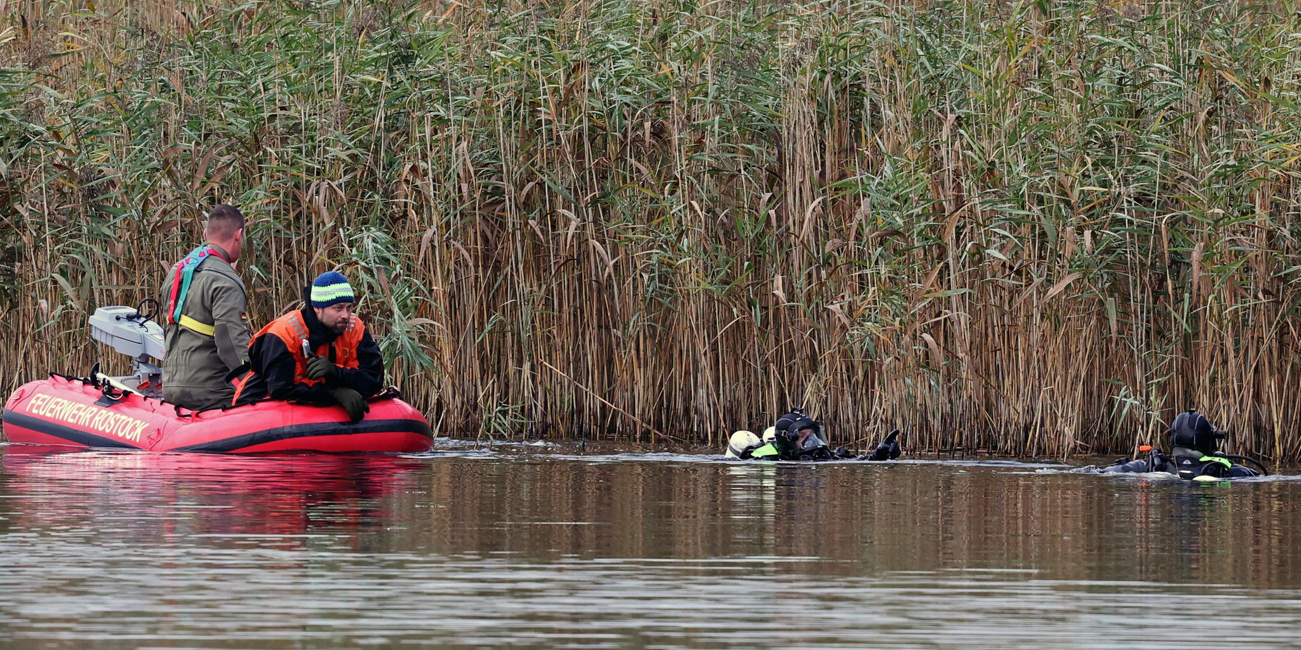 Bei der Suche nach dem vermissten achtjährigen Fabian wird der Uferbereich am Inselsee mit Schlauchbooten, Tauchern und Einsatzkräften in Wathosen durchkämmt.